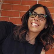 Insegnante di italiano impartisce lezioni a studenti italiani e stranieri